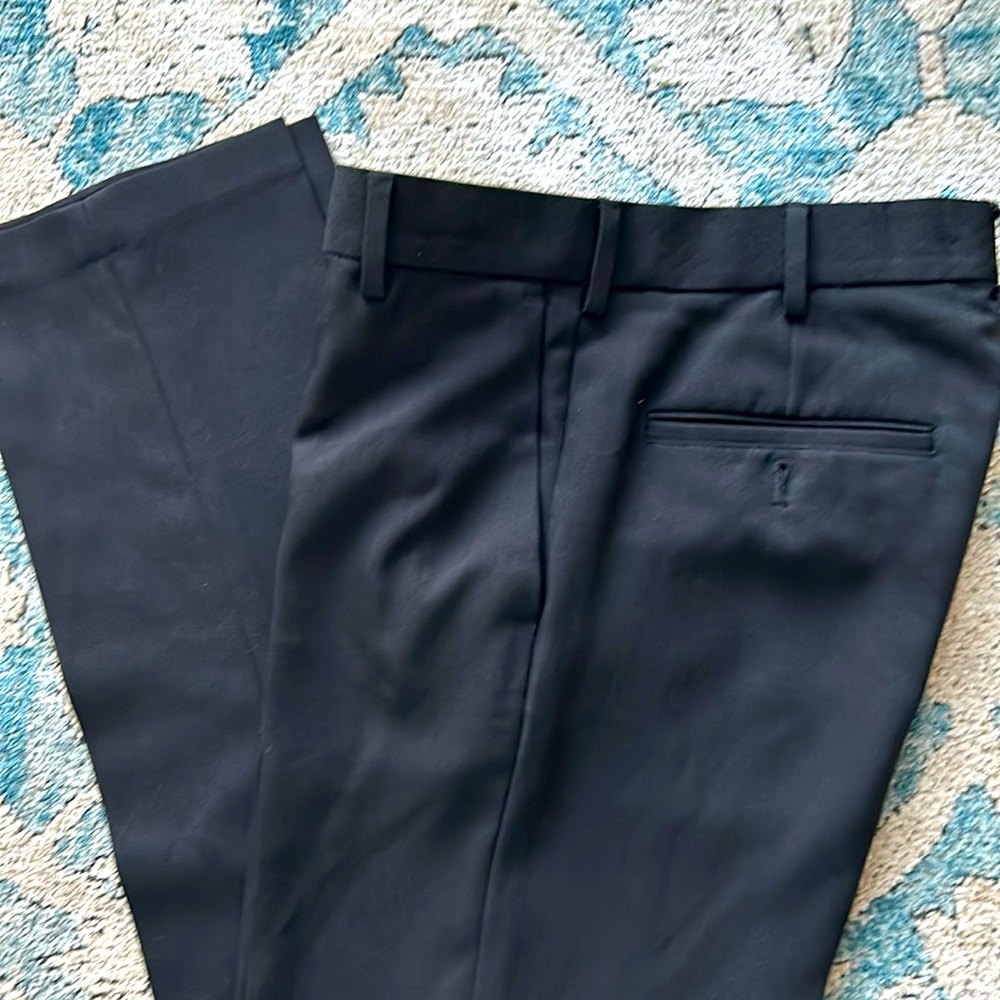 Van Huesen men’s dress pants, black, great condition. Like new!